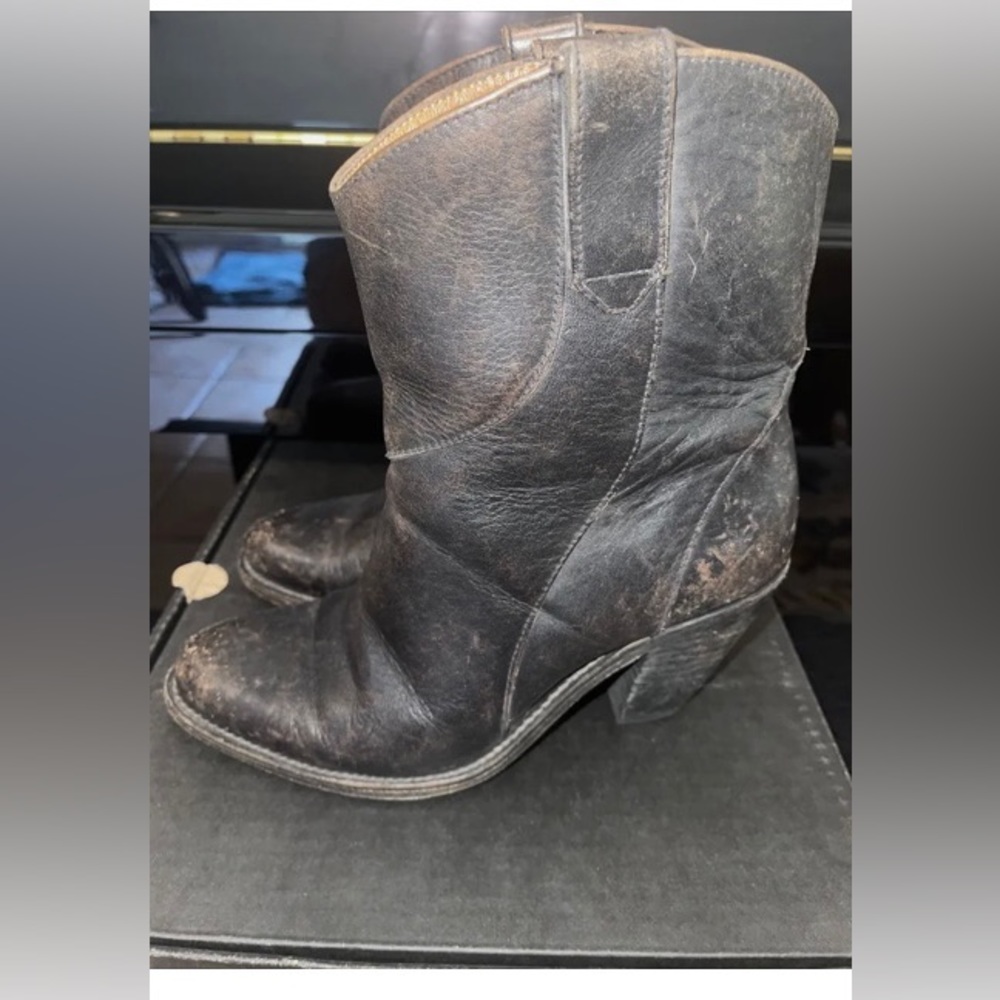 Frye Mustang Seam booties size 7.5